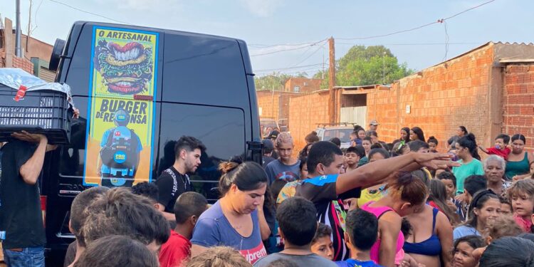 Crianças de comunidade recebem em ação hambúrgueres, doces e bolos de porte, na Capital