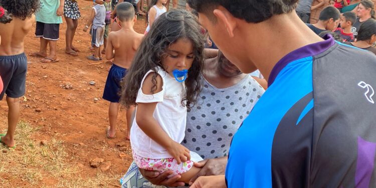 Crianças de comunidade recebem em ação hambúrgueres, doces e bolos de porte, na Capital