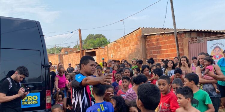 Crianças de comunidade recebem em ação hambúrgueres, doces e bolos de porte, na Capital