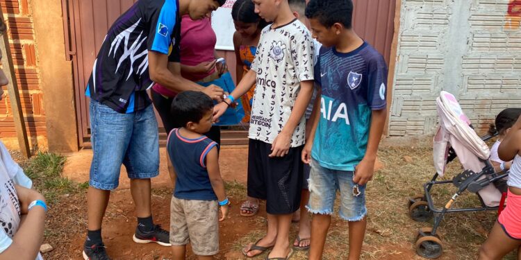 Crianças de comunidade recebem em ação hambúrgueres, doces e bolos de porte, na Capital