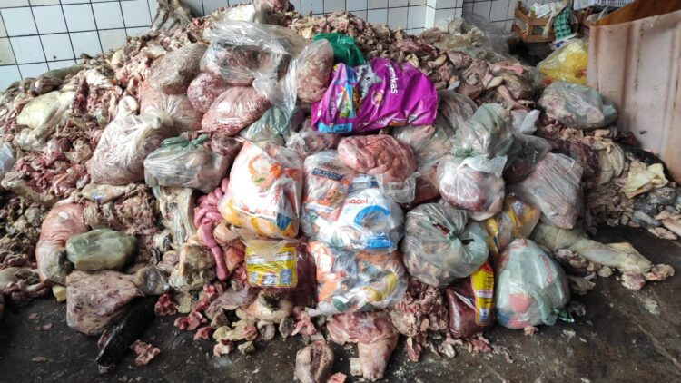 Junto com o IAGRO, polícia apreende carne imprópria pra consumo em mercado de Miranda