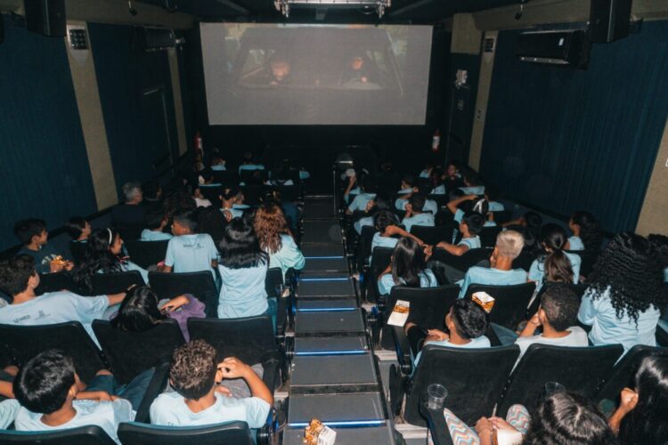 Cine Viajante chega à escola de Campo Grande e contempla 700 alunos