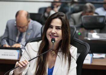 Deputada solicita instalação de ares-condicionados em todas as escolas da rede estadual