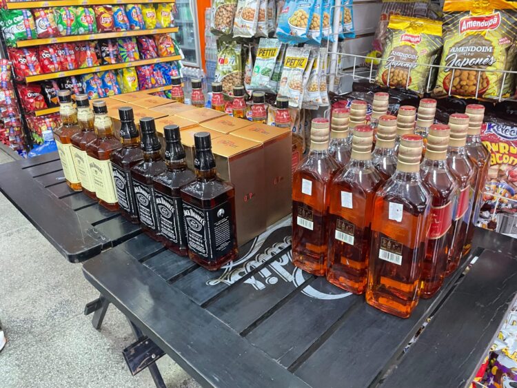 Comércio no Coophavilla II é descoberto vendendo bebidas falsificadas e sem alvará