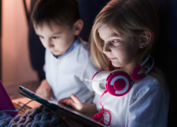 Entidade médica emite alerta e traz recomendações para o uso de telas entre crianças e adolescentes