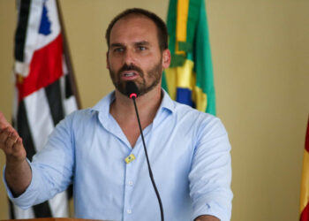 Eduardo Bolsonaro é alvo de processo de professores por compará-los a traficantes de drogas