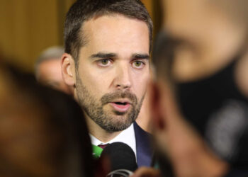 Eduardo Leite sofre críticas após ir a show de Ivete em meio à calamidade no RS