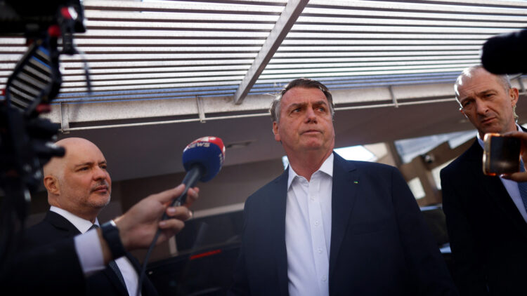 Bolsonaro associa morte de médicos a aumento da criminalidade e ataca Lula e Dino