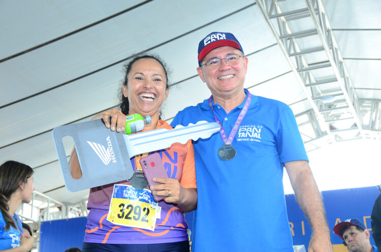 Professoras dominam sorteio de prêmios da Corrida levando carro e moto para casa