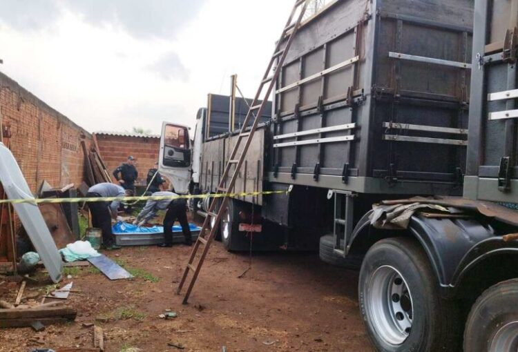 Trabalhador morre, após se apoiar em peça de carreta que caiu, em Dourados