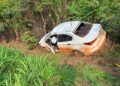 Para evitar colisão com caminhão, motorista tira carro da pista e se fere na MS-395