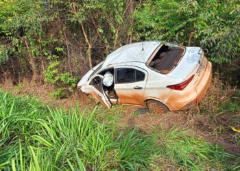 Para evitar colisão com caminhão, motorista tira carro da pista e se fere na MS-395