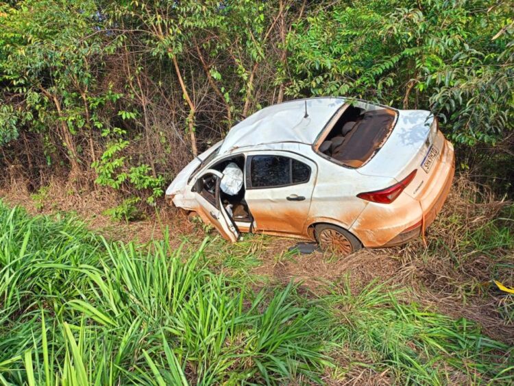 Para evitar colisão com caminhão, motorista tira carro da pista e se fere na MS-395