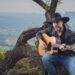 Sertanejo Manutti lança duas versões do rock nacional em todas as plataformas digitais