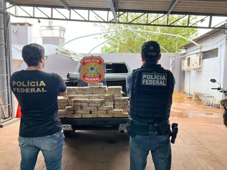 PF prende traficante que levava 100 kg de pasta base de cocaína em caminhão