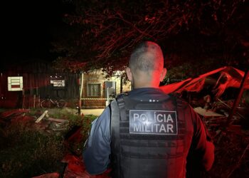 Dois jovens são executados por dupla em moto, no interior de MS