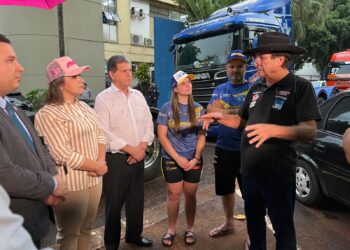 Caminhões da Fórmula Truck chegam à Capital e pilotos são recepcionados no Paço Municipal
