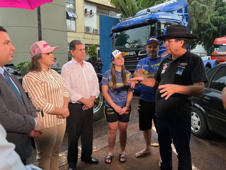 Caminhões da Fórmula Truck chegam à Capital e pilotos são recepcionados no Paço Municipal