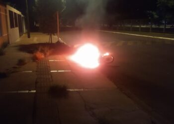 Ladrões roubam moto, colocam fogo no veículo e o abandona no Aero Rancho