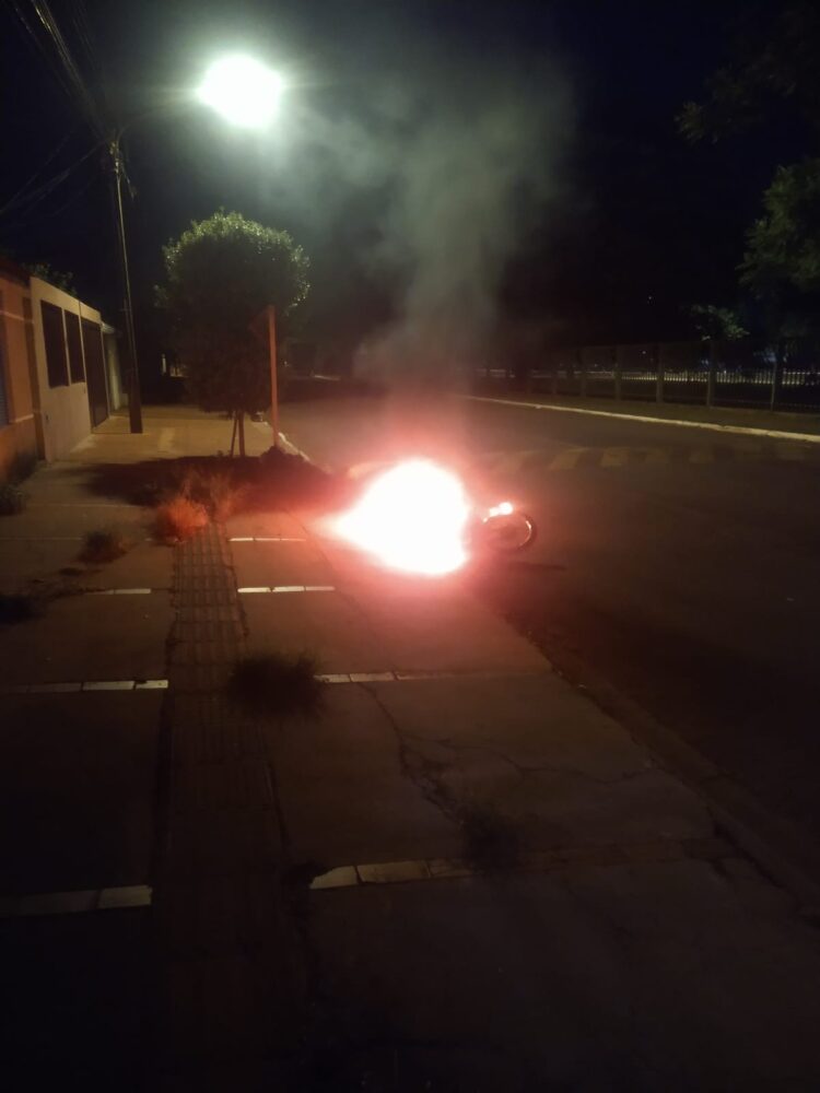 Ladrões roubam moto, colocam fogo no veículo e o abandona no Aero Rancho
