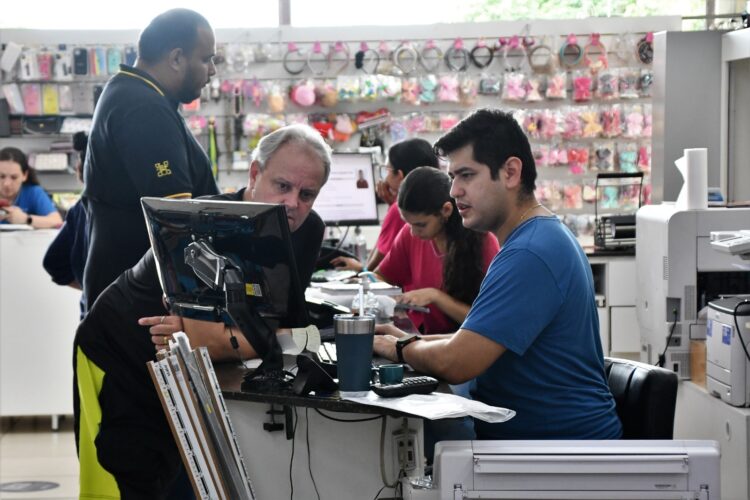 Capital mantém status de pleno emprego com uma das mais baixas taxas de desocupação do país, segundo IBGE