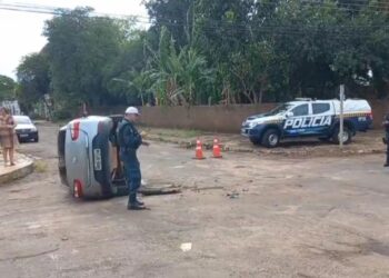 Vídeo mostra capotamento na Vila Duque de Caxias que terminou com 3 feridos