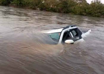 Motorista cai com Fiat Toro dentro de rio, manda localização pra amigos e desaparece
