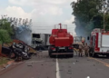 Acidente grave entre duas carretas e Fiat Toro, perto do Moreninhas, mata 2 pessoas