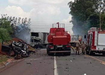 Acidente grave entre duas carretas e Fiat Toro, perto do Moreninhas, mata 2 pessoas