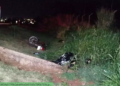 Adolescente sem capacete morre ao cair de motocicleta que bateu no meio-fio