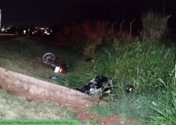 Adolescente sem capacete morre ao cair de motocicleta que bateu no meio-fio