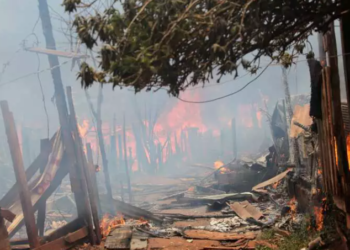 Incêndio destrói cerca de 10 barracos da favela Mandela e deixa ao menos 2 feridos