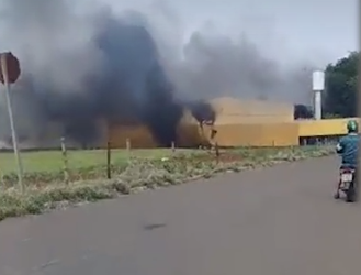 Estabelecimento penal pega fogo na Vila Sobrinho, bombeiros fazem combate e PM é acionada