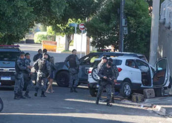 Três pessoas são baleadas dentro de Ecosport em perseguição na Afonso Pena