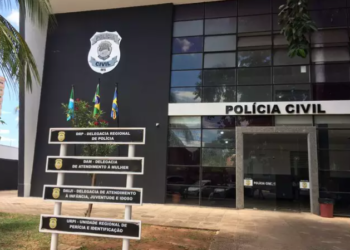 Bêbada, mulher é denunciada por bater cabeça de filho de 7 meses em mesa