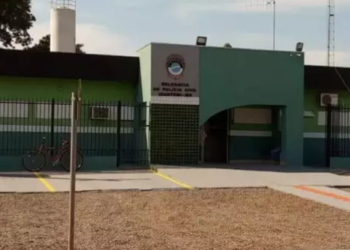 Jovem de 26 anos é encontrado morto por vizinho com sinais de perfurações pelo corpo