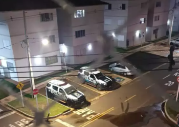 Homem que agredia a esposa simula que ia pular de prédio, toma arma de policial e morre
