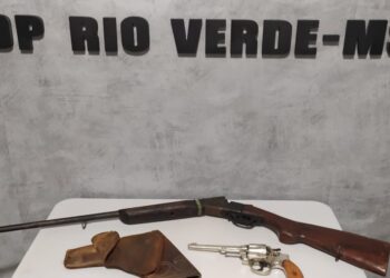 Homem bêbado é preso por pegar estrada com a esposa e em casa querer matá-la