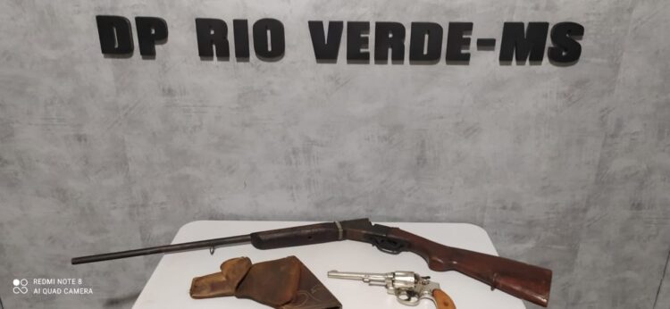 Homem bêbado é preso por pegar estrada com a esposa e em casa querer matá-la