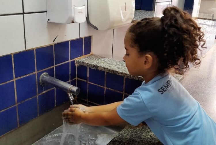 Projeto Escolas Saneadas leva água tratada e rede de esgoto para 116 escolas públicas de Campo Grande