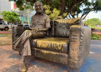 Deputado pede restauração da estátua de Manoel de Barros, vandalizada em 2021