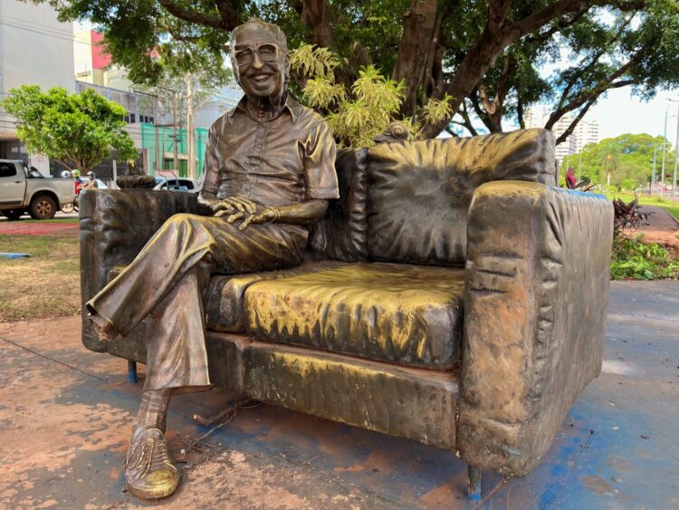 Deputado pede restauração da estátua de Manoel de Barros, vandalizada em 2021