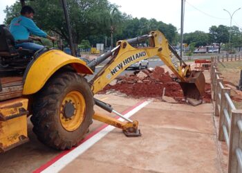 Prefeitura dá prazo de 30 dias para conclusão da obra na calçada da Fillinto Muller em frente ao Lago do Amor