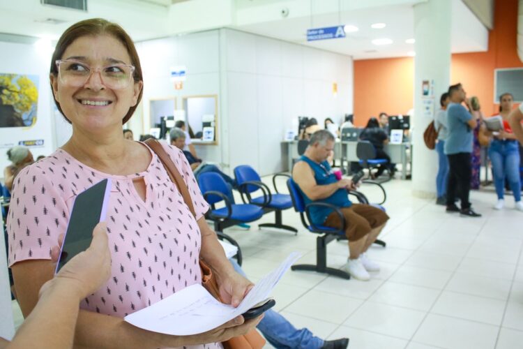 Contribuintes aproveitam até 90% de desconto no Refis; CAC oferece atendimento com interprete de Libras