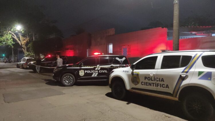Por ciúmes, homem mata companheiro e oculta corpo em buraco com ajuda de mais 3