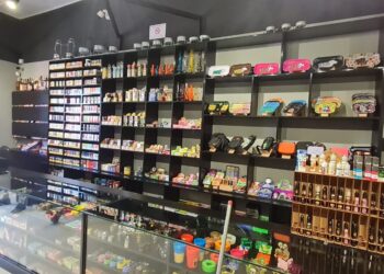 Polícia fecha tabacarias e apreende 650 cigarros eletrônicos e bebidas falsificadas, na Capital