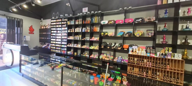 Polícia fecha tabacarias e apreende 650 cigarros eletrônicos e bebidas falsificadas, na Capital