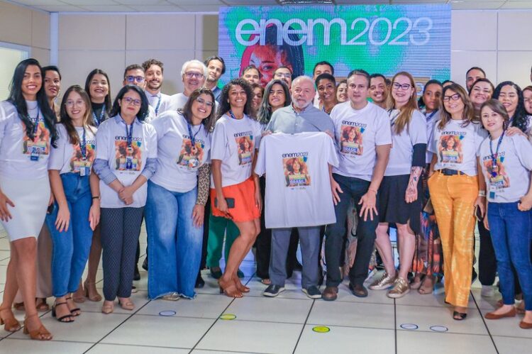 Só com educação país dará salto de qualidade, diz Lula em dia de Enem