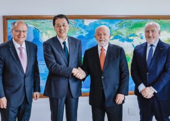 Presidente Lula conversa sobre investimentos no Brasil com CEO da Nissan