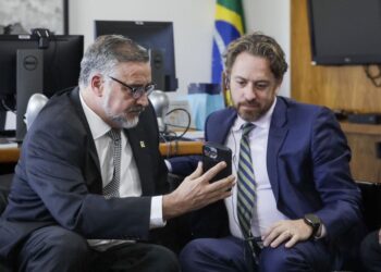 Ministro e CEO do WhatsApp discutem colaboração para a comunicação governamental e segurança contra fake news